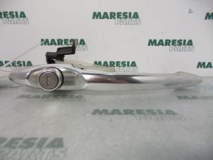 Używane Uchwyt drzwi prawych przednich wersja 4-drzwiowa Alfa Romeo 156 Sportwagon (932) 2.5 V6 24V Cena € 25,00 Procedura marży oferowane przez Maresia Parts