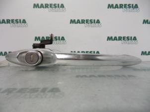 Używane Uchwyt drzwi prawych przednich wersja 4-drzwiowa Alfa Romeo 156 (932) 2.0 Twin Spark 16V Cena € 25,00 Procedura marży oferowane przez Maresia Parts