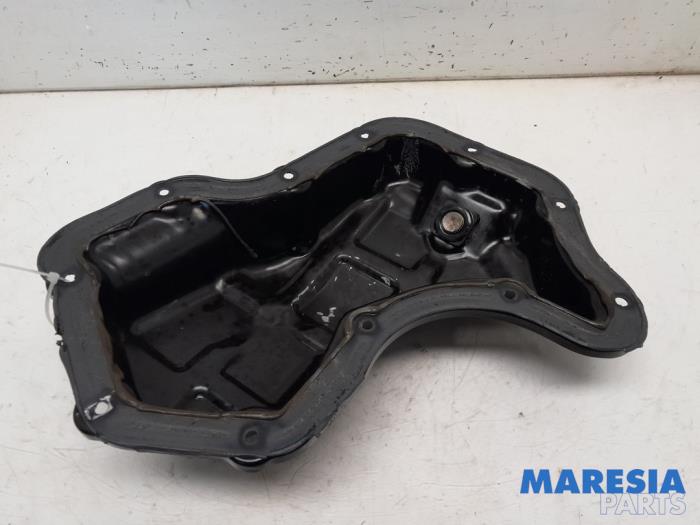 Usagé Couvercle carter Renault Captur I (2R) 1.2 TCE 16V EDC Prix € 35,00 Règlement à la marge proposé par Maresia Parts