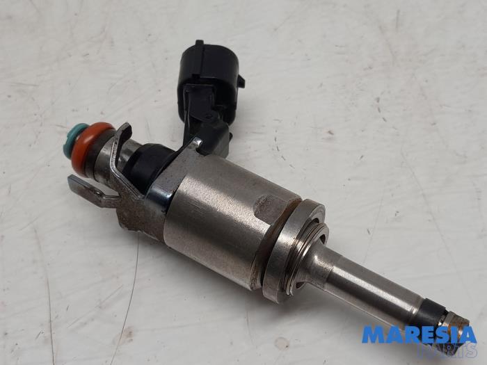 Usagé Injecteur (injection essence) Renault Captur I (2R) 1.2 TCE 16V EDC Prix € 40,00 Règlement à la marge proposé par Maresia Parts