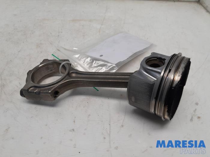 Usados Pistón Renault Captur I (2R) 1.2 TCE 16V EDC Precio € 75,00 Norma de margen ofrecido por Maresia Parts