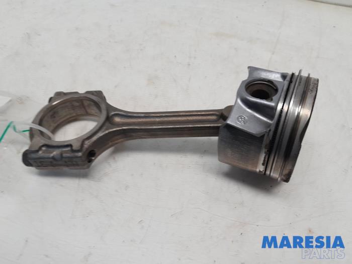 Usados Pistón Renault Captur I (2R) 1.2 TCE 16V EDC Precio € 75,00 Norma de margen ofrecido por Maresia Parts