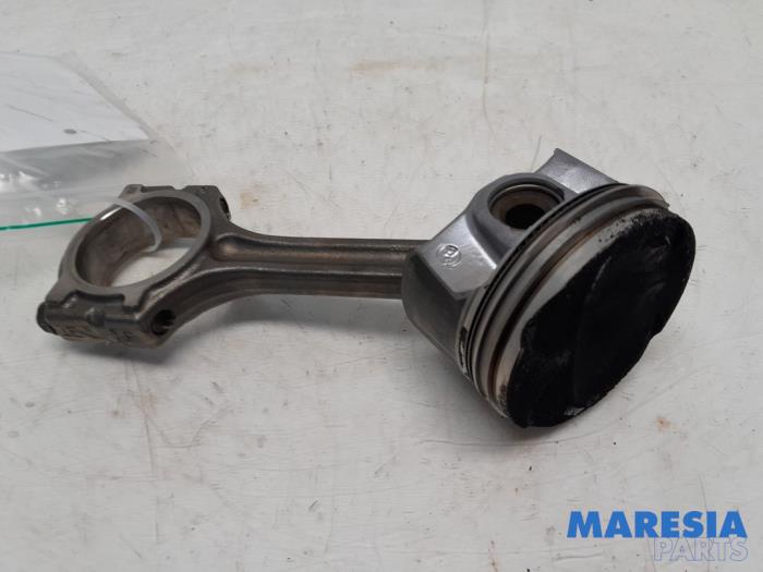 Usados Pistón Renault Captur I (2R) 1.2 TCE 16V EDC Precio € 75,00 Norma de margen ofrecido por Maresia Parts