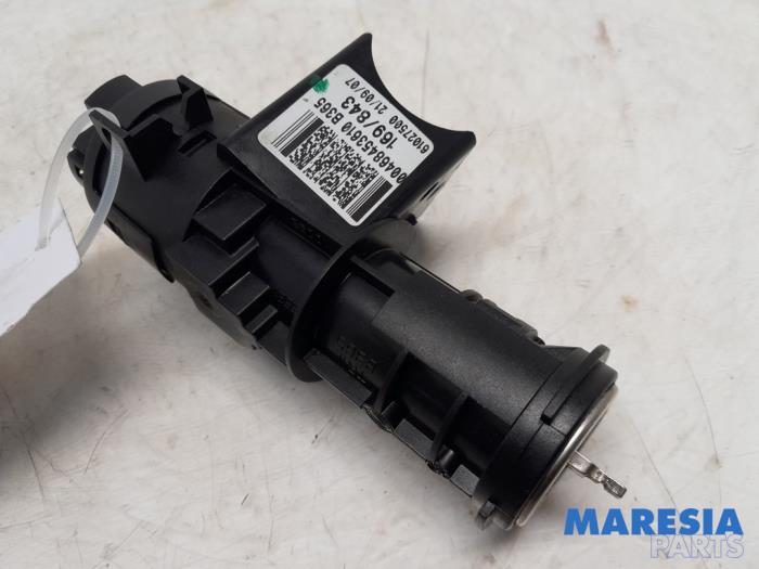 Używane Stacyjka + Kluczyk Fiat Panda (169) 1.4 16V Cena € 35,00 Procedura marży oferowane przez Maresia Parts