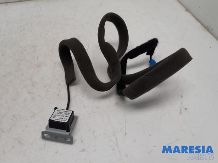 Używane Antena GPS Renault Kangoo Express (FW) 1.5 dCi 75 FAP Cena € 60,50 Z VAT oferowane przez Maresia Parts