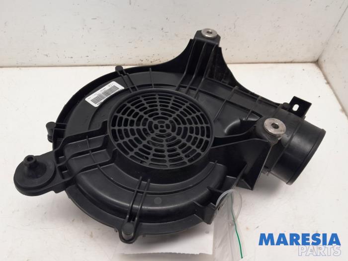 Używane Silnik wentylatora Renault Zoé (AG) R90 Cena € 105,00 Procedura marży oferowane przez Maresia Parts