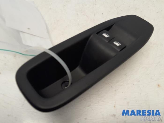 Usados Interruptor combinado de ventanillas Peugeot 208 I (CA/CC/CK/CL) 1.0 Vti 12V PureTech Precio € 25,00 Norma de margen ofrecido por Maresia Parts
