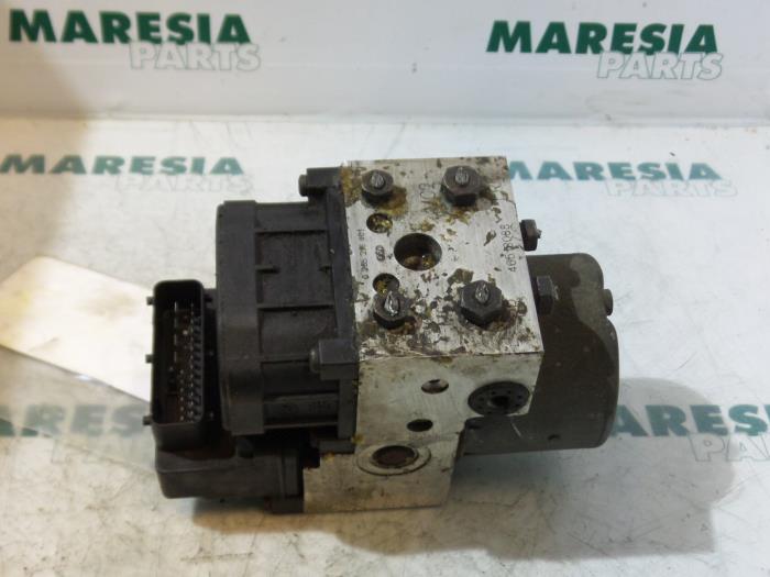 Usagé Bloc ABS Alfa Romeo 156 (932) 2.0 Twin Spark 16V Prix € 45,00 Règlement à la marge proposé par Maresia Parts