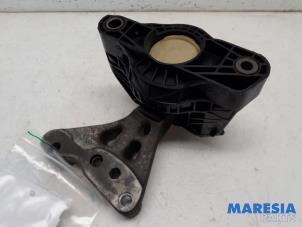 Engine mount from a Peugeot 208 I (CA/CC/CK/CL) 1.0 Vti 12V PureTech 2014