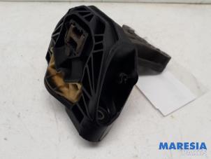 Engine mount from a Peugeot 208 I (CA/CC/CK/CL) 1.0 Vti 12V PureTech 2014