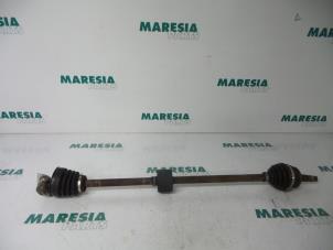 Usagé Arbre de transmission avant droit Lancia Delta (836) 1.6 16V HPE Prix € 35,00 Règlement à la marge proposé par Maresia Parts