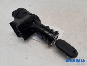 Używane Stacyjka + Kluczyk Fiat Panda/Pandina (312) 0.9 TwinAir Turbo 80 Cena € 35,00 Procedura marży oferowane przez Maresia Parts