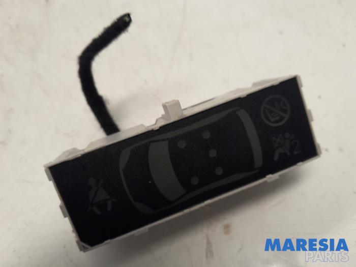 Begagnade Innerdisplay Peugeot 5008 I (0A/0E) 1.6 VTI 16V Pris € 25,00 Marginaltabell erbjuds av Maresia Parts
