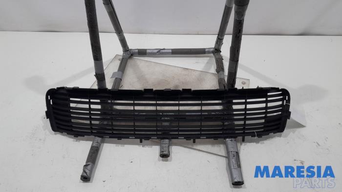 Begagnade Grill Peugeot 3008 I (0U/HU) 1.6 16V THP 155 Pris € 34,99 Marginaltabell erbjuds av Maresia Parts