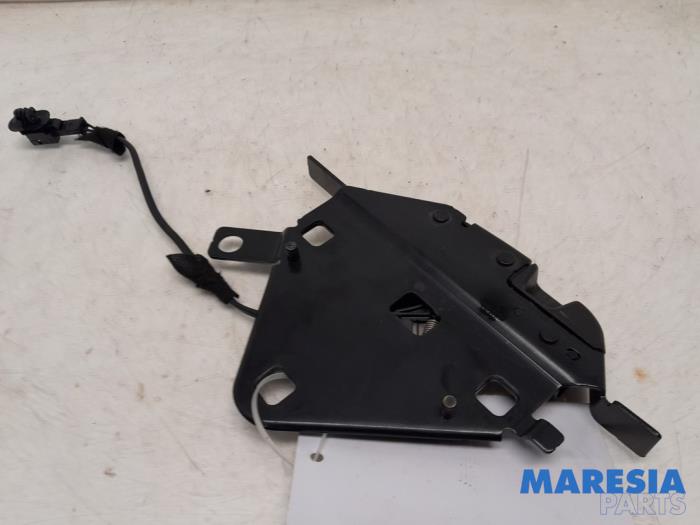 Używane Blokada dachu cabrio Peugeot 207 CC (WB) 1.6 16V Cena € 59,99 Procedura marży oferowane przez Maresia Parts