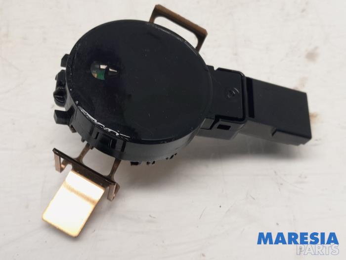 Begagnade Regnsensor Peugeot 308 (L3/L8/LB/LH/LP) 1.6 BlueHDi 120 Pris € 29,95 Marginaltabell erbjuds av Maresia Parts