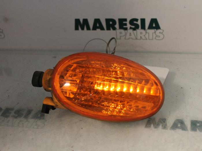 Używane Kierunkowskaz prawy Fiat Multipla (186) 1.6 16V 100 SX,ELX Cena € 25,00 Procedura marży oferowane przez Maresia Parts