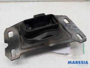 Usados Soporte de caja de cambios Peugeot 3008 II (M4/MC/MJ/MR) 1.2 12V e-THP PureTech 130 Precio € 24,99 Norma de margen ofrecido por Maresia Parts