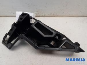 Usados Soporte de parachoques izquierda detrás Peugeot 3008 II (M4/MC/MJ/MR) 1.2 12V e-THP PureTech 130 Precio € 19,99 Norma de margen ofrecido por Maresia Parts