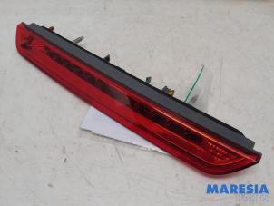 Usados Luz de frenos adicional centro Peugeot 3008 II (M4/MC/MJ/MR) 1.2 12V e-THP PureTech 130 Precio € 35,00 Norma de margen ofrecido por Maresia Parts