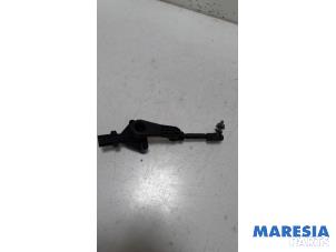 Usados Medidor de altura de xenón Peugeot 3008 II (M4/MC/MJ/MR) 1.2 12V e-THP PureTech 130 Precio € 35,00 Norma de margen ofrecido por Maresia Parts