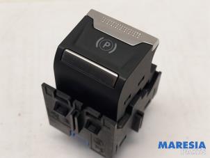 Usados Interruptor de freno de mano Peugeot 3008 II (M4/MC/MJ/MR) 1.2 12V e-THP PureTech 130 Precio € 24,99 Norma de margen ofrecido por Maresia Parts