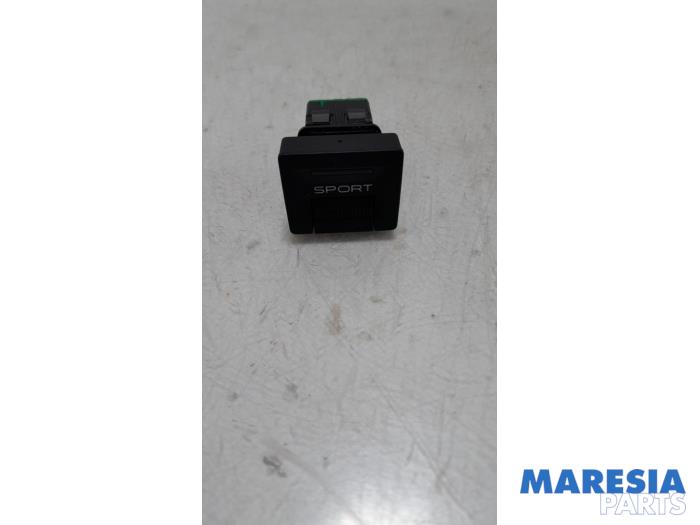 Używane Przelacznik Peugeot 3008 II (M4/MC/MJ/MR) 1.2 12V e-THP PureTech 130 Cena € 14,99 Procedura marży oferowane przez Maresia Parts