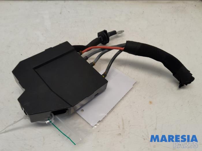 Begagnade Säkring Peugeot 3008 II (M4/MC/MJ/MR) 1.2 12V e-THP PureTech 130 Pris € 59,99 Marginaltabell erbjuds av Maresia Parts