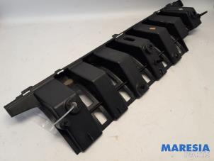 Usados Soporte de parachoques media detrás Peugeot 3008 I (0U/HU) 1.6 VTI 16V Precio € 20,00 Norma de margen ofrecido por Maresia Parts