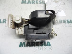 Usagé Serrure portière mécanique 4portes avant gauche Fiat Multipla (186) 1.6 16V 100 SX,ELX Prix € 25,00 Règlement à la marge proposé par Maresia Parts