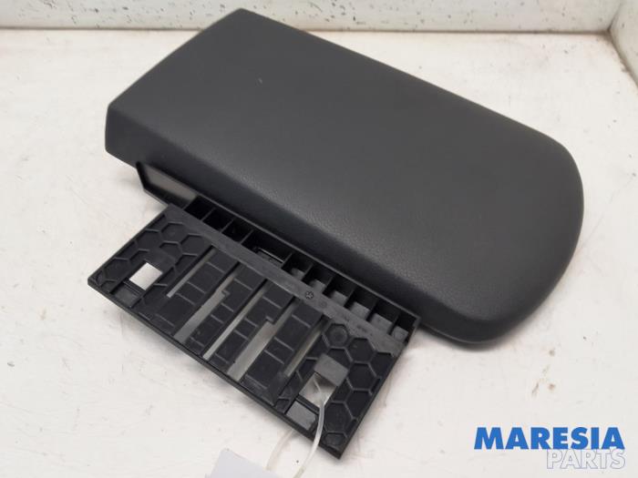 Gebrauchte Armlehne Peugeot 3008 I (0U/HU) 1.6 VTI 16V Preis € 50,00 Margenregelung angeboten von Maresia Parts
