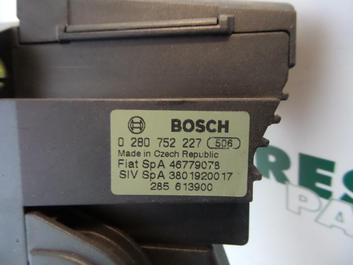 Gaspedalposition Sensor van een Fiat Stilo (192A/B) 1.6 16V 3-Drs. 2002