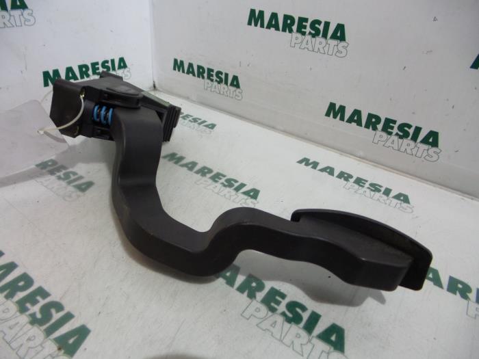 Begagnade Gaspedalsensor Fiat Stilo (192A/B) 1.6 16V 3-Drs. Pris € 25,00 Marginaltabell erbjuds av Maresia Parts