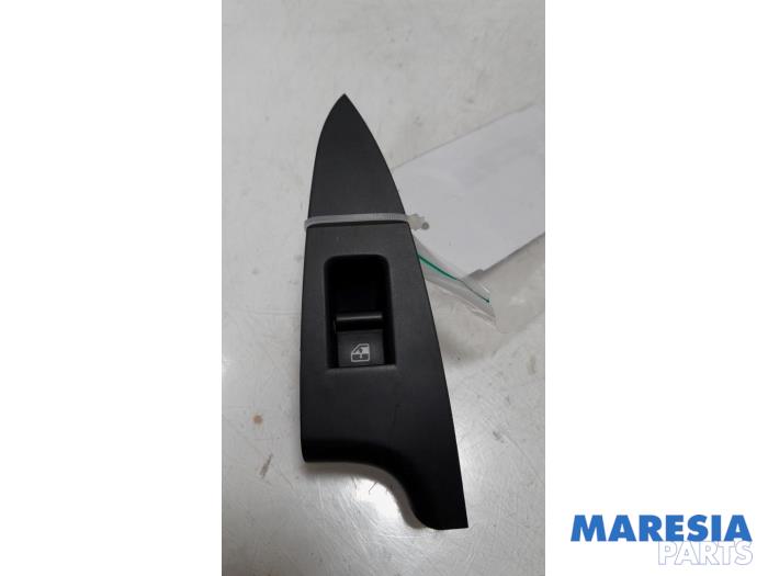 Usados Interruptor de ventanilla eléctrica Alfa Romeo Giulietta (940) 1.4 TB 16V MultiAir Precio € 15,00 Norma de margen ofrecido por Maresia Parts
