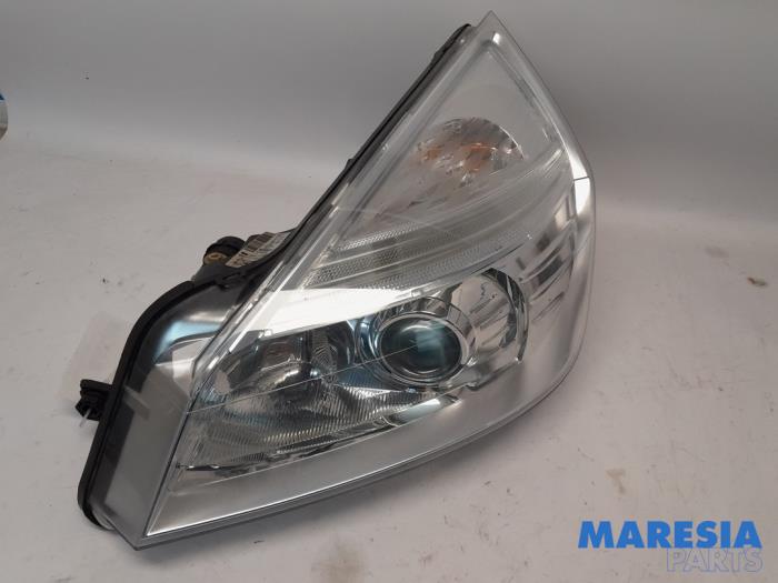 Używane Reflektor lewy Renault Espace (JK) 2.0 dCi 16V 150 FAP Cena € 210,00 Procedura marży oferowane przez Maresia Parts