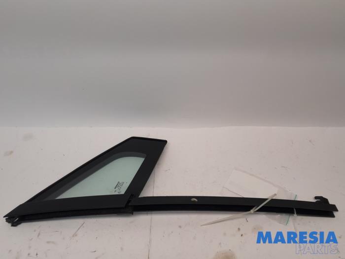 Usados Ventanilla triangular derecha delante Renault Clio IV Estate/Grandtour (7R) 0.9 Energy TCE 12V Precio € 40,00 Norma de margen ofrecido por Maresia Parts