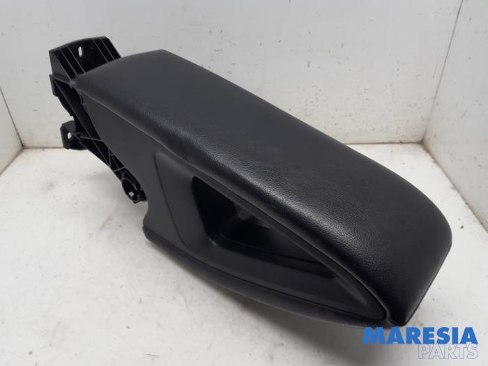 Używane Podlokietnik Citroen C4 Cactus (0B/0P) 1.2 PureTech 82 12V Cena € 54,99 Procedura marży oferowane przez Maresia Parts