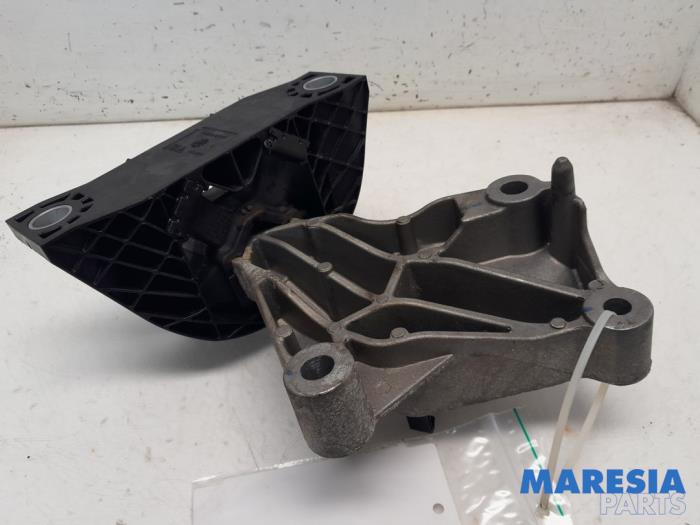 Used Engine mount Renault Captur I (2R) 0.9 Energy TCE 12V Price € 30,00 Margin scheme offered by Maresia Parts
