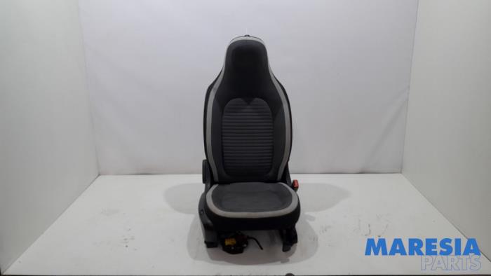 Używane Fotel prawy Renault Twingo III (AH) 1.0 SCe 70 12V Cena € 105,00 Procedura marży oferowane przez Maresia Parts