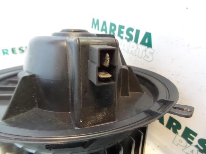 Heating and ventilation fan motor from a Alfa Romeo 145 (930A) 2.0 Twin Spark 16V QV 1998