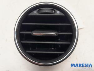 Usados Rejilla de aire de salpicadero Lancia Delta (844) 1.4 T-Jet 16V 150 Precio € 22,50 Norma de margen ofrecido por Maresia Parts