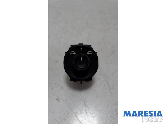 Używane Przelacznik lusterka Citroen C4 Cactus (0B/0P) 1.2 PureTech 82 12V Cena € 25,00 Procedura marży oferowane przez Maresia Parts