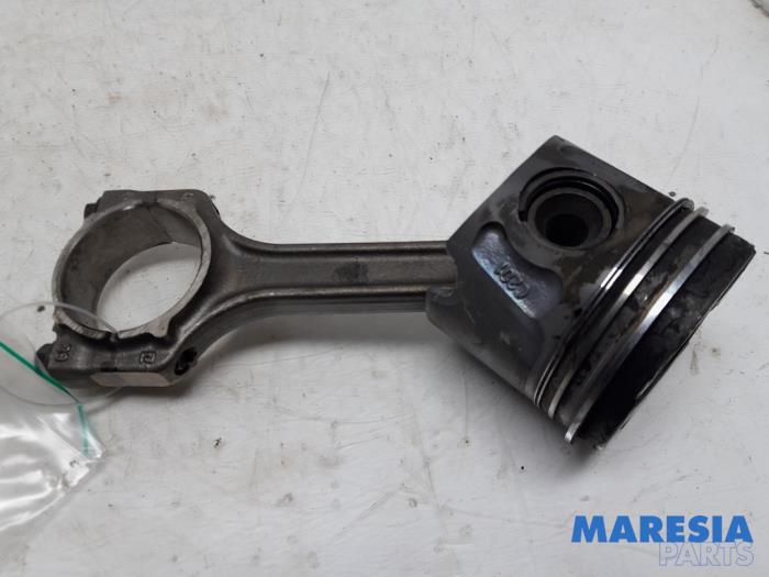 Usagé Bielle Fiat Doblo Cargo (263) 1.3 MJ 16V Euro 4 Prix € 59,99 Règlement à la marge proposé par Maresia Parts