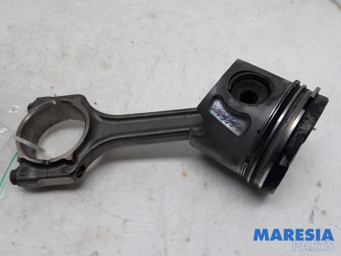 Usagé Bielle Fiat Doblo Cargo (263) 1.3 MJ 16V Euro 4 Prix € 59,99 Règlement à la marge proposé par Maresia Parts