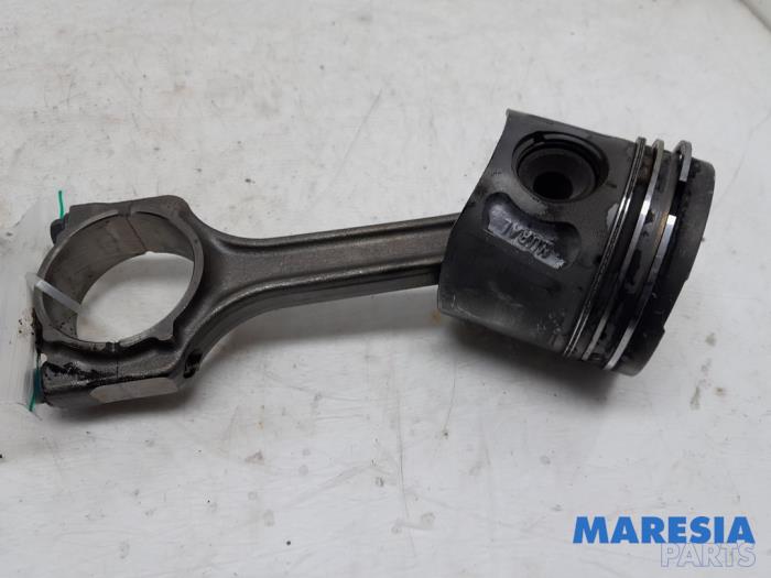 Usagé Bielle Fiat Doblo Cargo (263) 1.3 MJ 16V Euro 4 Prix € 59,99 Règlement à la marge proposé par Maresia Parts