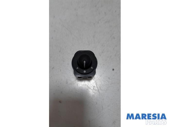 Używane Przelacznik lusterka Fiat Panda (312) 0.9 TwinAir Turbo 85 Cena € 25,00 Procedura marży oferowane przez Maresia Parts