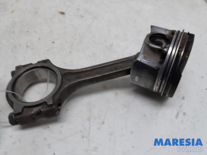 Usagé Bielle Renault Clio IV (5R) 1.2 TCE 16V GT EDC Prix € 75,00 Règlement à la marge proposé par Maresia Parts