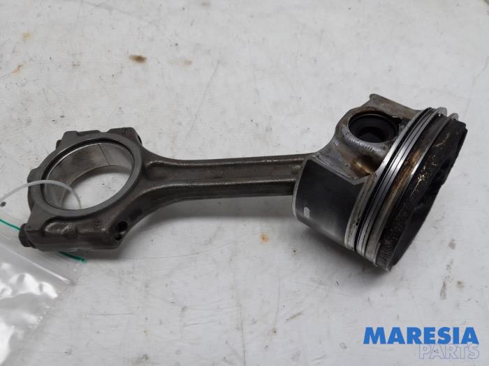 Usagé Bielle Renault Clio IV (5R) 1.2 TCE 16V GT EDC Prix € 75,00 Règlement à la marge proposé par Maresia Parts