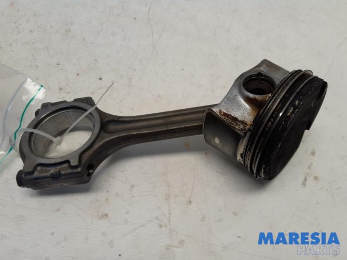 Używane Korbowód Renault Clio IV Estate/Grandtour (7R) 0.9 Energy TCE 12V Cena € 50,00 Procedura marży oferowane przez Maresia Parts