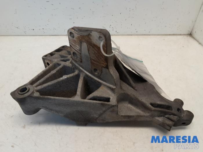 Usagé Support dynamo haut Fiat 500 (312) 1.2 Prix € 49,95 Règlement à la marge proposé par Maresia Parts